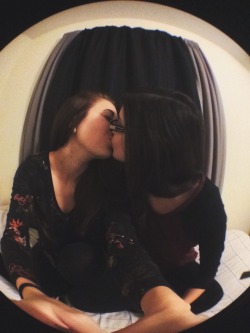 lliduac:  thesongbirds:  I couldn’t have asked for a better New Years kiss this year 🎉  Wish I was kissing you right now!!