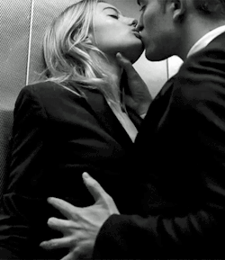 marriedcumslut:  Mmmmmm….love kissing in the elevator!!!
