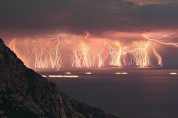 nando257:  congenitaldisease:  The Catatumbo Lightning is an atmospheric phenomenon in Venezuela. For ten hours a night, up to 160 nights per year, lightening lights up the entire sky.  Is it possible to live in the hills?