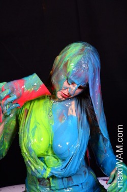 messyhomage:  Colourful cleaveage