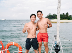sjiguy:Aaron Teo is not only friends with some of the country’s hottest guys, but often gets his ang moh slaves to carry him around on the beach.