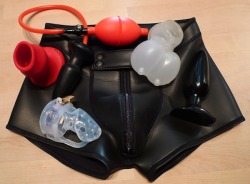latexsupernova:  Gear from Mr S arrived. Must say that I am more than happy. Short review. Pig hole butt plugg = WOW! Expected it would be too big, but no. Even a anal-virgin (sort of) like me can take a medium size. The Punisher CB (Birdlocked Picco)