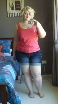 pearlconcubine:  Fatshion February Day 3 Shirt: City Chic size XS Shorts: City Chic size 16 This singlet is one of the ones I got in the City Chic post Xmas sale for บ which was pretty cool.  The shorts are from a couple of years ago.   Have I mentioned