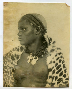 African woman, via Giuseppe Savini.
