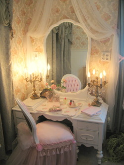 sweethomestyle:Vintage Shabby Chic Vanity Room (via HGTV) 