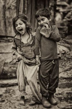 yahyaalanse:  ali-alshalali:  Kids Smiling From All Over the world  أصدقاء للابد let them always smile…. 