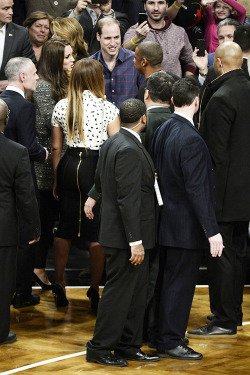 beyoncefashionstyle:  Beyoncé, Jay Z, Prince William and Duchess Kate at the Nets game (Dec 8)  Wow, the Royal Family meeting the Prince of England and Duchess Kate .