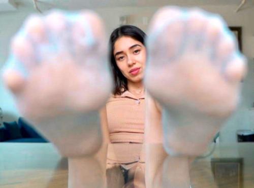 nylon-soles:  She’s looking at you looking at her