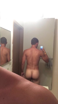 bromofratguy:  Now there’s an ass I could spend a whole day with