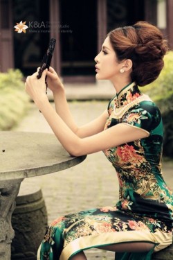 kungfukingblog:     A Qipao. It’s a kind of traditional Chinese dress. Very nice!     At one time lead the modern style of Chinese women many years, it can beregard as a national costume in China.  