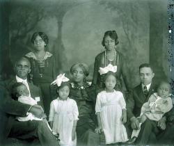 blacksinperiodfilms:  notesonascandal:  skyline1288:  Black American Family, Circa 1900  Look at how the matriarch is serving so much face.  #MotherhoodInColor  I’d love to see a period film about a family like this.  