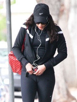 cameltoebest:  Paula patton in hot black trousers displays  sexy cameltoe