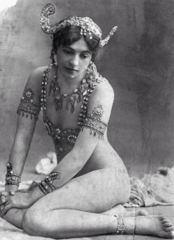 guns-gas-trenches:  Mata Hari- the Dutch born beauty  who the French executed (by firing squad) following accusations of being a spy for the Germans in 1917 