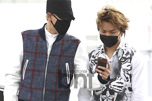 [25/8/2015][Vid/Pho] GD&TOP, Daesung tại sân bay đi Hàng Châu Tumblr_ntmgrgNvyx1qb2yato1_540
