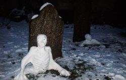 bacchus1313:  sixpenceee:  graveyard snowmen, whoever has the talent and creativity to make this, you are my hero    Amazing 😈