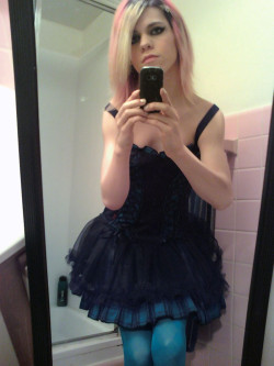 crossdressing-habit:  crossdressing and shemale stories at: http://bit.ly/YEw77s, more crossdressing and transsexual photos at: http://bit.ly/13lEKI5  Sexy gurl!