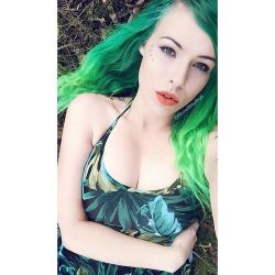 Can wait to immerse my exhibitionist self outdoors💚💚💦  💚💚 Backup👉🏻 @officialbbydoll.420💦💨 💖💖 #kinkygirls #boobies #babydoll #greenhair #americanapparel #tattoos #dermal #public #exhibitionist #cleavage #collarbone #titsout