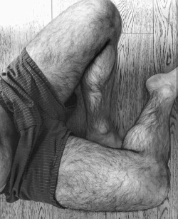 bibuck: woofather40:   Perfectly hairy legs.   Furry muscle legs.