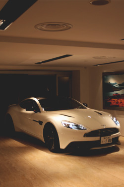 italian-luxury:  Aston Martin making an entrance