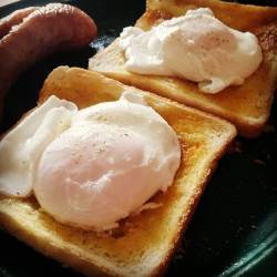 What a way to breakfast. #poachedeggs #chickensausage #softpoach #instafoodie #foodofinstagram #foodie #foodporn