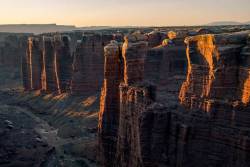 amazinglybeautifulphotography:Monument Basin in Canyonlands National Park [OC] [4896x3264] - baffledsloth