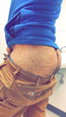 beefbearrito:  forza-tricolor:  Honestly if y'all wear carhartts take a pic and send it to me. Butts and carhartts just go together.   nice ass! 