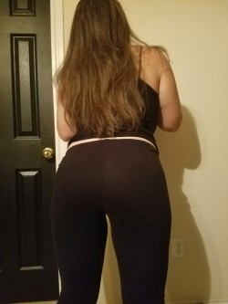 taboocouplenextdoor:  Sexy wife in yoga pants.
