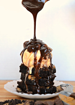 bakeddd:  the ultimate chocolate peanut butter brownie sundae click here for recipe 