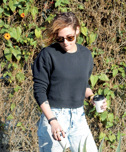kristensource:Kristen Stewart out and about on Saturday morning in Los Angeles (January 31) 