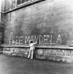 shihlun:  A man washing a ‘Free Mandela’ slogan off the side of King’s College Chapel, Cambridge, 1964. photo by Peter Dunne 