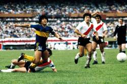 classicplayers:  Passarela x Maradona - River Plate x Boca Juniors - 1981 