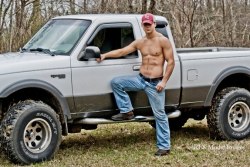 marinebuzz:  who wants to be redneck fucked in the back of this pickup?