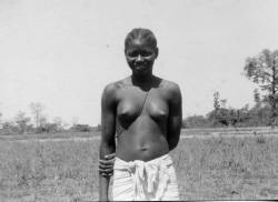 Bissau Guinean woman, via Leóes Negros.