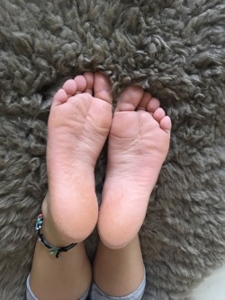mistress-nikky:  Get on your knees and worship little ones🙇🏻‍♂️👣 Tribute and make me happy💸✨https://www.paypal.me/MistressNikky