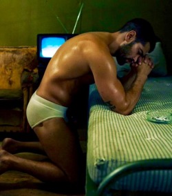 broswithoutclothes:  Jesse Metcalfe, presumably praying for pants