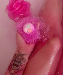 marsicistic:  I can’t get over how much I love Lush bath bombs. 