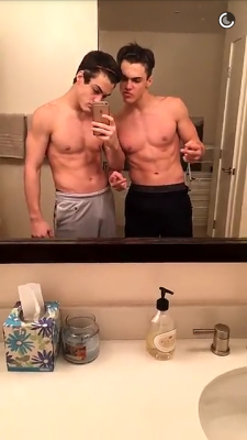 youtuberbulge:  Dolan twins again! 😂