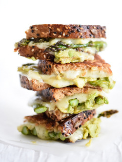 foodffs:  Spicy Smashed Avocado &amp; Asparagus with Dill Havarti Grilled CheeseReally nice recipes. Every hour.Show me what you cooked!