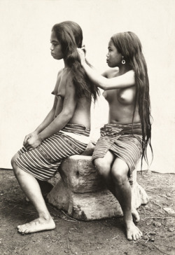 philippinespics: Ifugao girls groom each other’s hair. Luzon Island, Philippines. 1910. Photographer: Charles Martin - National Geographic Creative 