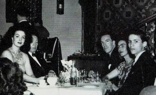 cazadordementes: Maria Félix, Diego Rivera, Armando Valdés Peza, Frida, y Enrique Alvarez F. 1950. 