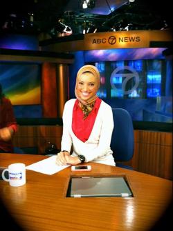 poetic:  theperksofbeingabooknerd:  stunningpicture:  The first hijab wearing news anchor on American television.  her name is noor tagouri, she’s only 19 years old, and she’ll be reporting for ABC News. you can read more about her here  She’s beautiful.