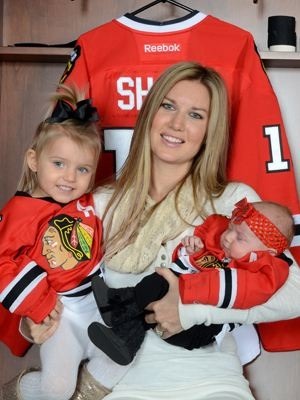 Foto de la família del(de la) jugador de hockey, casada con Abigail Banever, famoso por Chicago Blackhawks, Philadelphia Phantoms, Canada.
  