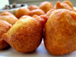 mysubmissivekisses:  mysubmissivekisses:  woyyyy:  sweetindielove:  Seriously craving right now.   Pholourie(savory fried balls made of split peas). Delicious with mango or any other kind of chutney. If you’re Guyanese or Trinidadian(or probably anywhere