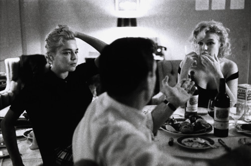 ohyeahpop:  Simone Signoret, Yves Montand, and Marilyn Monroe at a Beverly Hills Hotel. Beverly Hills, California, USA, 1960 - Ph. Bruce Davidson
