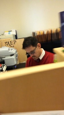 Omg guise there&rsquo;s a secretary here where I work that looks like Robert Downey Jr., just sayin