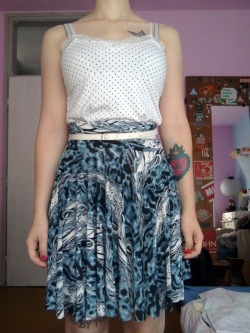 codenamesexy:  royeah:  I need you guysss to help me with this skirt I got it by mistake and im liking the design but im not sure about the pattern The pattern is like sea waves and chains What do you think?  don’t mix two patterns and you’re fine.