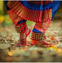 feetanklets:  Morning ❤  Click by @gokuldas.ks   #feet #anklets #chilanka #padasaram #payal #kolus #indianphotography #keralaphotography #shoutouter *shout #malayalam #kerala🌴 #mallufeet #mallu #photography #red #blue #dancer #classicaldancer #traditional
