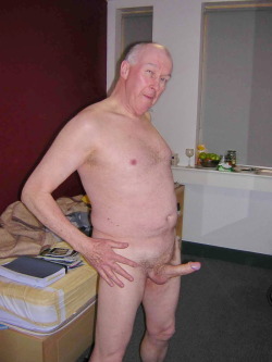 maduro64:  aeobear69: sexy-gay-men-over-60: Very nice   Hot!     Qué hermosura de pene papi