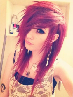 leda-confessions-and-opinions:  Guys, can we take a moment to take in how AMAZING Leda’s hair looks?  