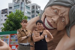 Inoue Marina (Armin) helped launch the Shingeki no Kyojin Real Escape Game alongside comedian Inoue Yusuke at Tokyo Dome City!Event Duration: July 18th to September 23rd, 2015 (Tokyo)July 24th to September 6th, 2015 (Osaka)